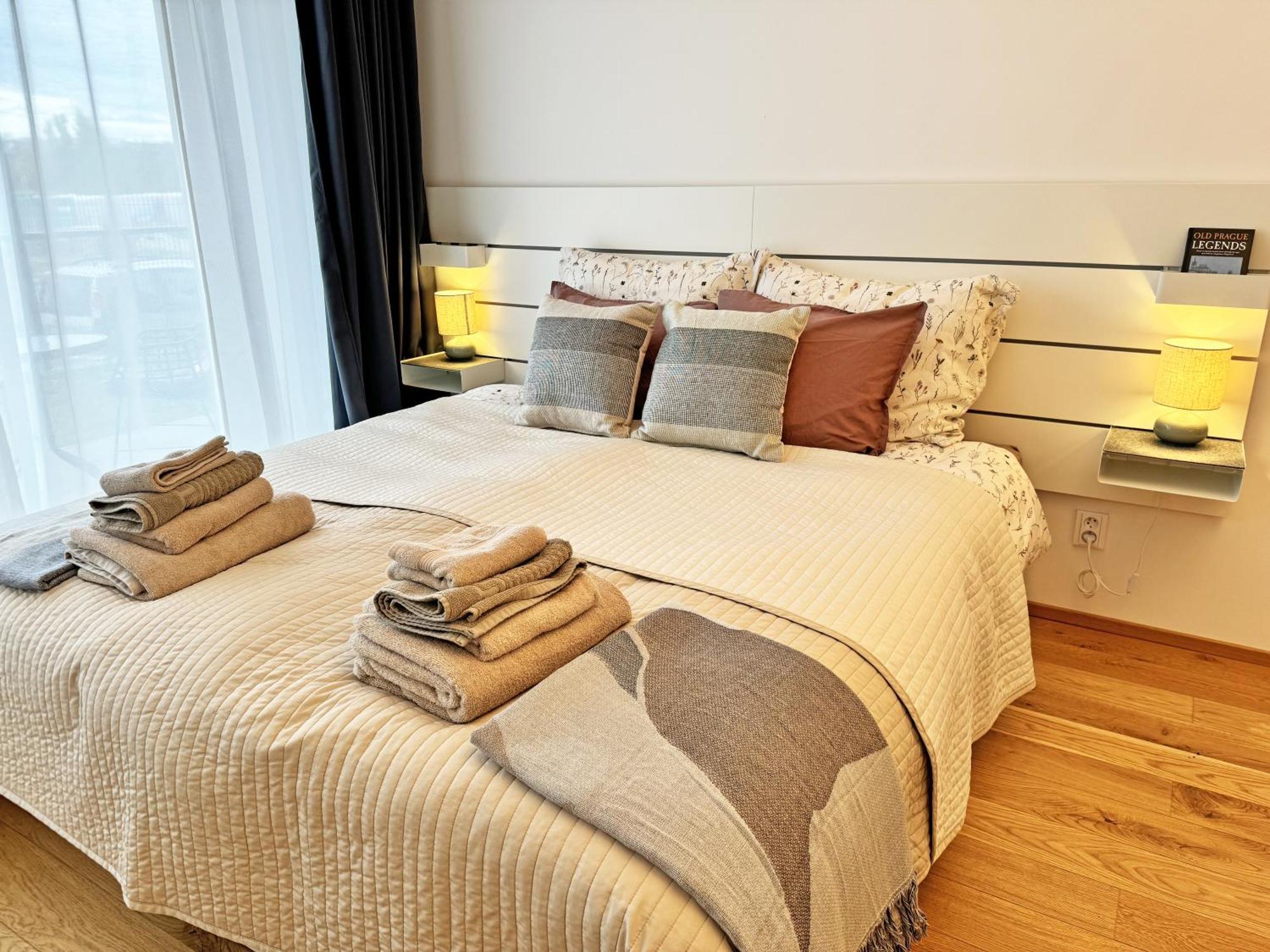 New Studio, King Bed, Free Parking, Terrace Praga Exterior foto